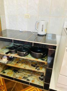 une cuisine avec un comptoir avec des casseroles et des poêles dans l'établissement Departamento acogedor listo para disfrutar, à Moyobamba