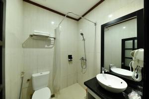 y baño con aseo, lavabo y ducha. en Hanoi Starlight Boutique Hotel, en Hanói