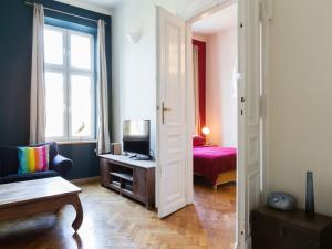 クラクフにあるAiry and sunny apartment in the centre of Krakowのベッドルームに面したドア付きの部屋