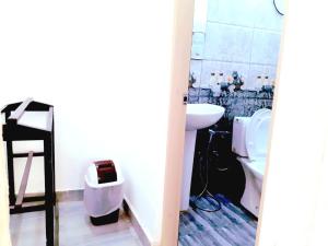 ein Bad mit einem WC und einem Waschbecken in der Unterkunft Green Shade Resort & Haritha Sewana Hotel in Nallathanniya