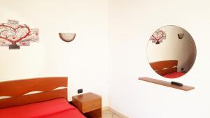 ヴェローナにあるHouse Verona Zenのベッドルーム(赤いベッド1台、鏡付)