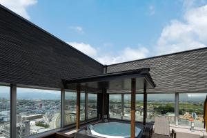 a hot tub on the roof of a building at Hotel BVLJUA -レジャーホテル- in Kurume