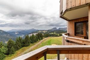 - Balcón de cabaña con vistas a las montañas en Le Croc Blanc en Morzine