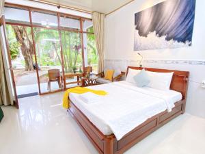 1 dormitorio con 1 cama y balcón en Have Fun Phú Quốc, en Phu Quoc