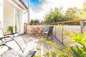 费马恩Casa Ueberall的露台上有一张桌子和几把椅子