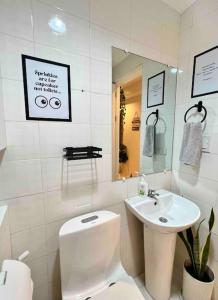 Charm’s Place في اولونجابو: حمام مع مرحاض ومغسلة ومرآة