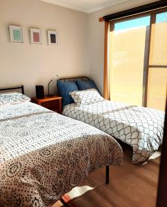 um quarto com 2 camas e uma janela em Percy's Cottage em Devonport