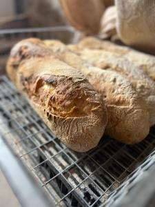 tre pagnotte di pane seduti su un ripiano di raffreddamento di Casa Rural Basiver - Habitación Pico San Carlos a Armaño