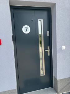 een zwarte deur met een spiegel in een gebouw bij Apart Hotel Zębowice in Jawor