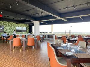 Ресторан / й інші заклади харчування у Ocean Breeze - UDAYA Luxury Apartments