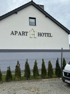 een gebouw met een bord dat apart hotel leest bij Apart Hotel Zębowice in Jawor