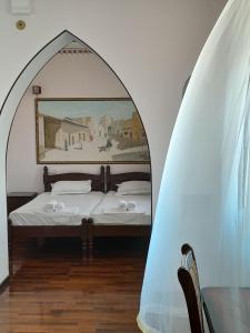 um quarto com uma cama numa porta arqueada em Мы открылись! Hotel Guli em Bukhara