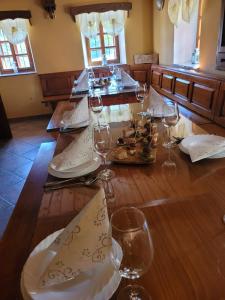 einen Holztisch mit Weingläsern darüber in der Unterkunft Turistična kmetija Kunstek in Rogatec