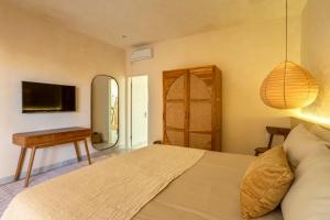 Μια τηλεόραση ή/και κέντρο ψυχαγωγίας στο Villa Sol - Lovely Mediterranean style 3BR W/Pool.