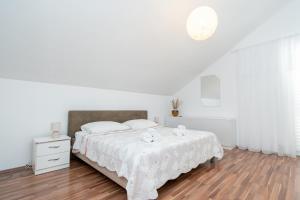 Posteľ alebo postele v izbe v ubytovaní Seaside holiday house Preko, Ugljan - 18077