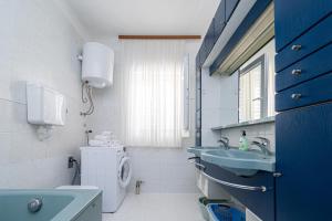 Kúpeľňa v ubytovaní Seaside holiday house Preko, Ugljan - 18077
