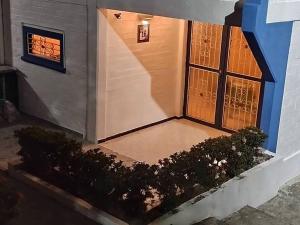a side view of a house with a door at Buganviles 16, !Pura Vida! in Girardot