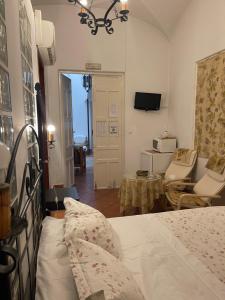ビジャフランカ・デ・ロス・バロスにあるCASA PERIN - HOSTAL RURALのベッドルーム1室(ベッド1台、テーブル、椅子付)