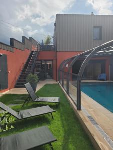 Villa Seyal - avec piscine - jacuzzi - sauna & climatisation tesisinde veya buraya yakın yüzme havuzu