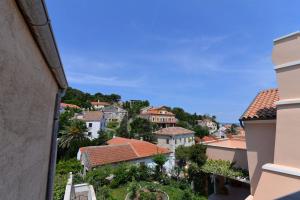 Nespecifikovaný výhled na destinaci Veli Lošinj nebo výhled na město při pohledu z apartmánu