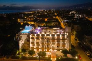 Bazén v ubytování Hotel Nuova Sabrina nebo v jeho okolí
