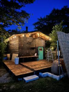 una terrazza in legno con una casa con una scala di 淡路島でサイコーのととのうを体験出来るサウナ宿たんざ二種類のフィンランドサウナを体験できます ad Awaji