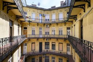 una imagen de un edificio antiguo con balcones. en Chrysoprase Apartment, en Budapest
