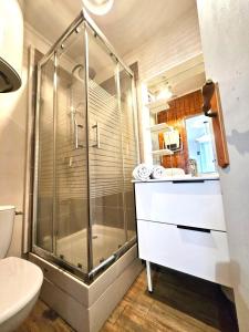 Kúpeľňa v ubytovaní La Cabane ~ Parc Expos ~ 100% Fonctionnel et Cosy