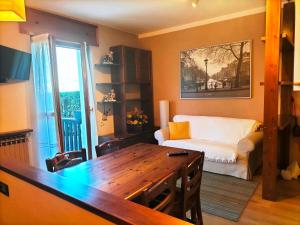- un salon avec une table et un canapé dans l'établissement Maison Hèléne, à Aoste