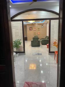 een woonkamer met banken en stoelen in een kamer bij Atithi Homestay in Tirupati