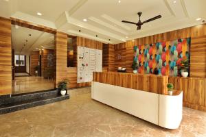 Ο χώρος του λόμπι ή της ρεσεψιόν στο Hotel Sparkle Inn Just 400 Meters From Udaipur Railway Station