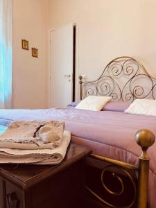ein Schlafzimmer mit einem großen Bett und einem Holztisch in der Unterkunft Bed&breakfast Benedetta in Cantagrillo