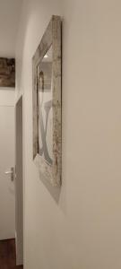 un miroir suspendu sur un mur dans l'établissement Les Friends Paisible - 1 Ch - 5 Personnes, à La Madeleine