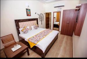 Zirakpur的住宿－Hotel Sunkriti Resort，一间卧室配有一张大床和一张桌子