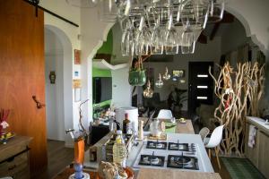 uma cozinha com um balcão com uma placa de fogão em La Terrazza di Cirico' em Carlentini