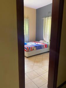 een slaapkamer met een bed in een kamer bij AEROPARK RESIDENCIAL2 in Maputo