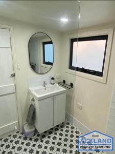 bagno con lavandino e specchio di Kooringa Cottage a Burra