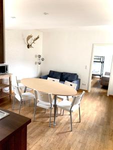 einen Tisch und Stühle in einem Zimmer mit Sofa in der Unterkunft stayinhostel in Hamburg