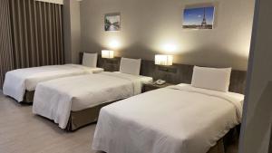 Postel nebo postele na pokoji v ubytování Jin Shi Hu Hotel