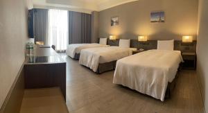 Postel nebo postele na pokoji v ubytování Jin Shi Hu Hotel