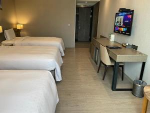 TV a/nebo společenská místnost v ubytování Jin Shi Hu Hotel