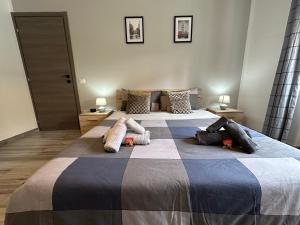 um quarto com uma cama grande com almofadas em Casa di Afi, Perfect For 4 - Kitchen - Parking - Netflix em Arona