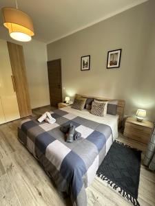 um quarto com uma cama grande num quarto em Casa di Afi, Perfect For 4 - Kitchen - Parking - Netflix em Arona