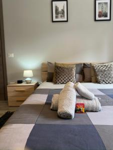 um quarto com uma cama com um bicho de peluche em Casa di Afi, Perfect For 4 - Kitchen - Parking - Netflix em Arona