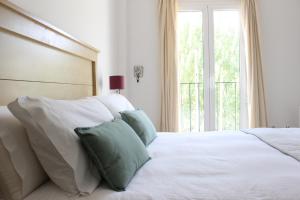A bed or beds in a room at Casa Rural La Senda de Aroche