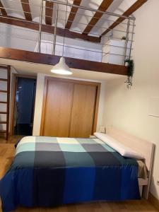 a bedroom with a blue and white bed in a room at Espectacular Estudio en Antigua Casa de Correos in Molina de Aragón