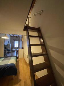 Habitación con una escalera que conduce a un loft. en Espectacular Estudio en Antigua Casa de Correos, en Molina de Aragón