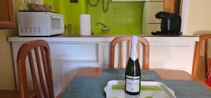 uma garrafa de vinho em cima de uma mesa em Apartamento en la playa Salou em Salou