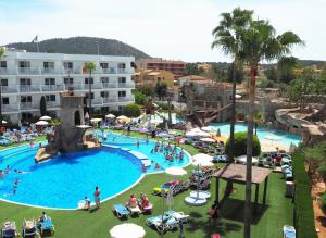 een uitzicht over een zwembad in een resort bij Gran Santa Ponsa Apartments in Santa Ponsa