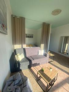 - un salon avec un canapé et une table dans l'établissement Chris'Home2, à Roquebrune-Cap-Martin